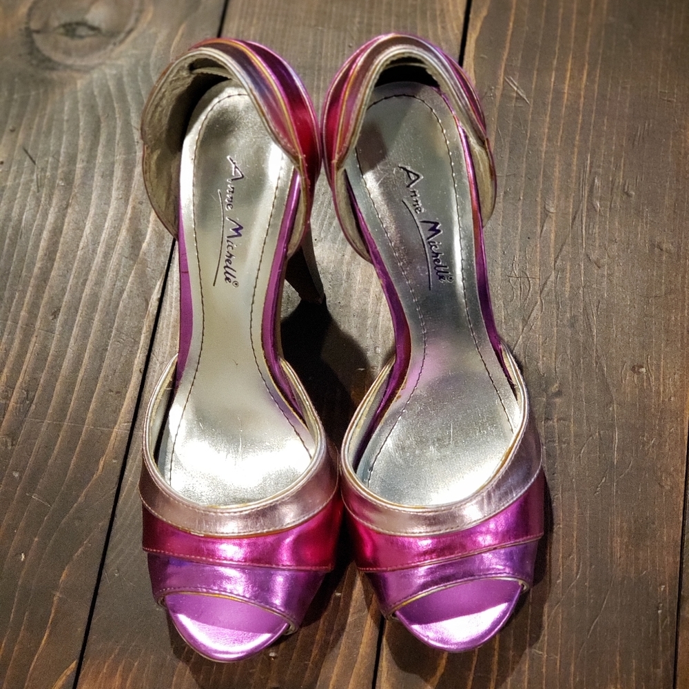 Super cute pink heels!